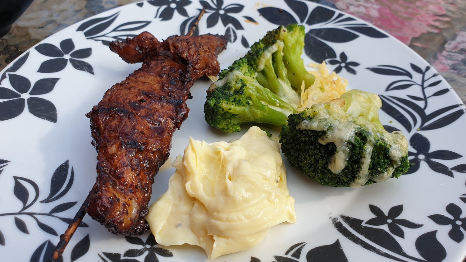 Marinerade grillskivor med gratinerad broccoli och aioli Marinerade grillskivor med gratinerad broccoli och aioli