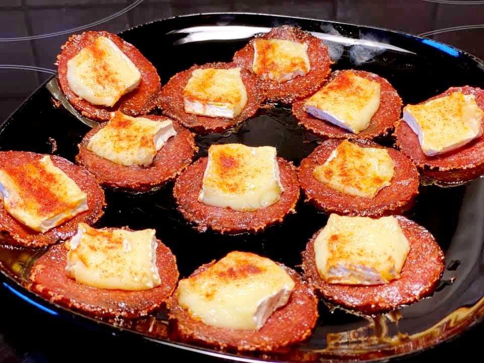 5 nyttiga LCHF-snacks till helgen 10 Ugnsbakad brie och salami