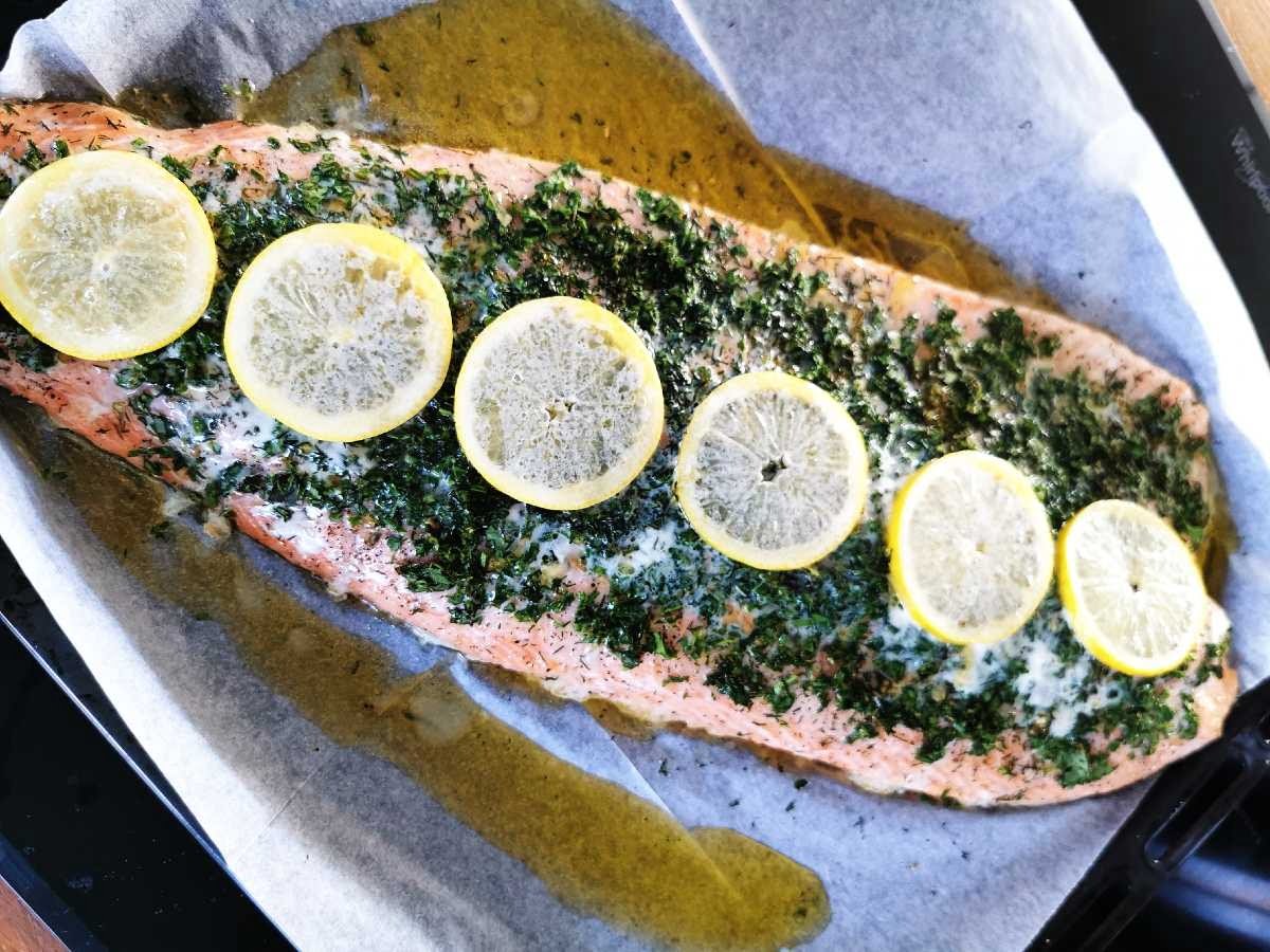 Örtbakad laxsida i ugn Örtbakad laxsida i ugn