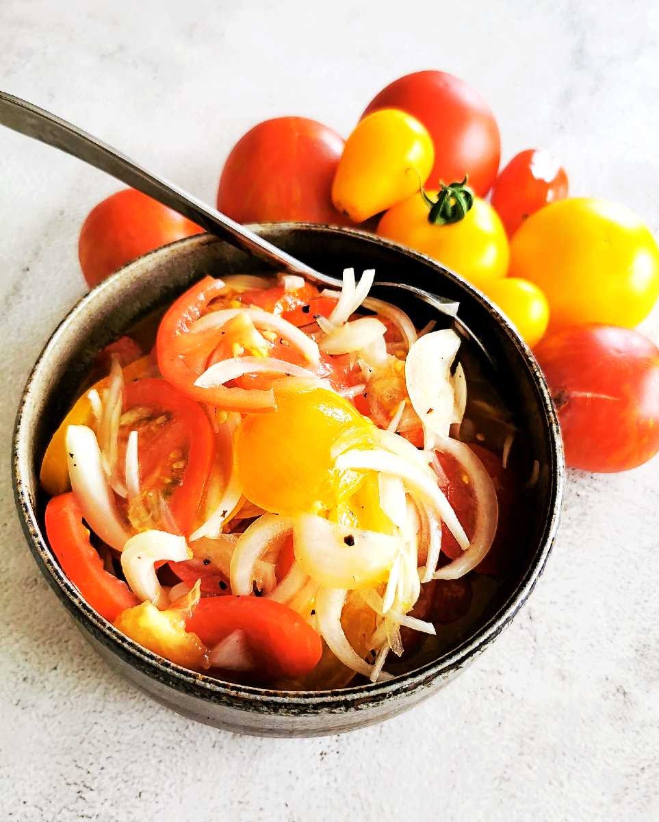 Enkel tomat- och löksallad Enkel tomat- och löksallad