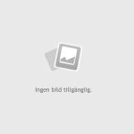 LCHF-köttfärslimpa med grönsaker på en tallrik, dekorerad med färska örter.