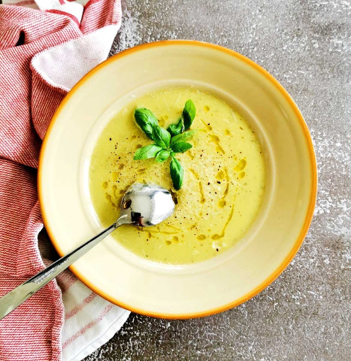 Zucchinisoppa med basilika och citron Zucchinisoppa med basilika och citron