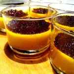 Fyra glas med karamellpudding och ett lager av bränd socker på toppen.