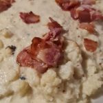 Skål med kålrotspuré toppad med knaperstekt bacon.